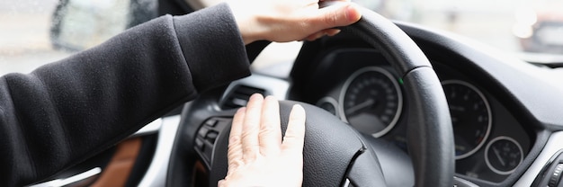 Foto man hand drukt hoorn op stuur van auto