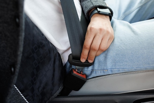 Foto fissaggio della mano dell'uomo protezione della cintura di sicurezza dell'automobile sicurezza stradale sicurezza della guida fissaggio del conducente