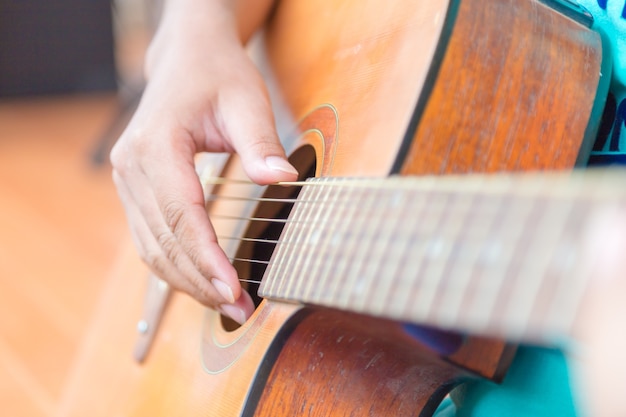 man hand gitaar spelen.