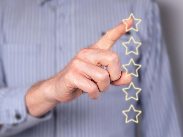 Foto man mano che fornisce feedback valutazione a stelle della qualità del servizio su schermo virtuale sondaggio sulla soddisfazione del cliente valutazione dell'esperienza del consumatore
