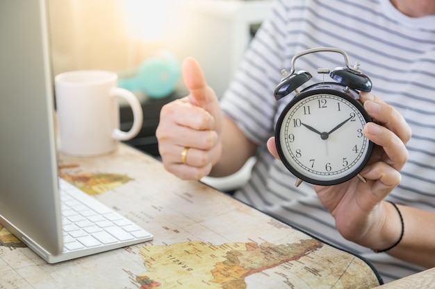 Photo man hand holding vintage alarm clock with thumb up