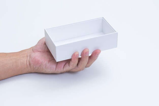 Рука человека держит белую коробку