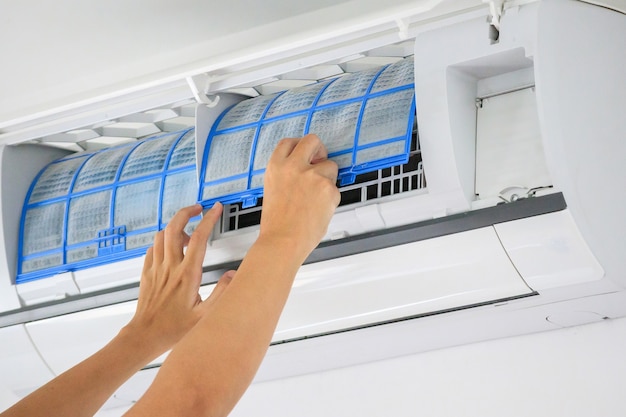 Man hand houden airconditioner filterreinigingsconcept