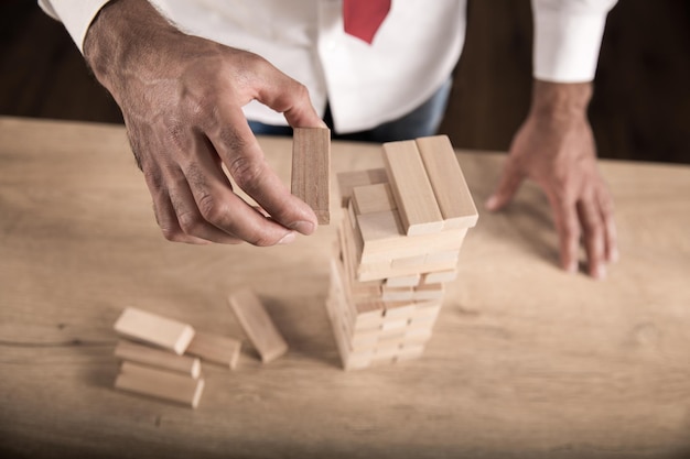 Man hand houten kubussen