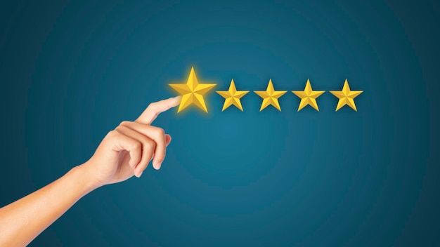 Man hand kiezen scherm op vijf sterren icoon om tevredenheid te geven in service rating erg onder de indruk. Uitstekende beoordeling klantenservice ervaring. Concept van klantenservice en tevredenheid.