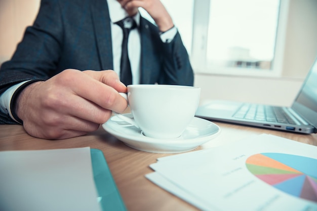 Man hand koffie in bureau