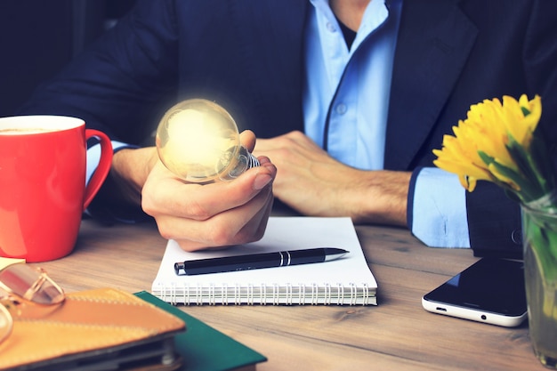 Man hand lamp op werkende houten tafel