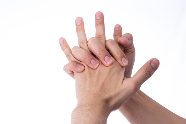 Man hand masseert zijn hand en vingers geïsoleerd witte achtergrond