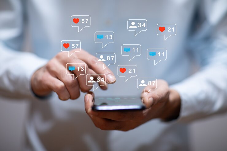 Man hand met behulp van smartphone met kleurrijke toepassingspictogrammen rond