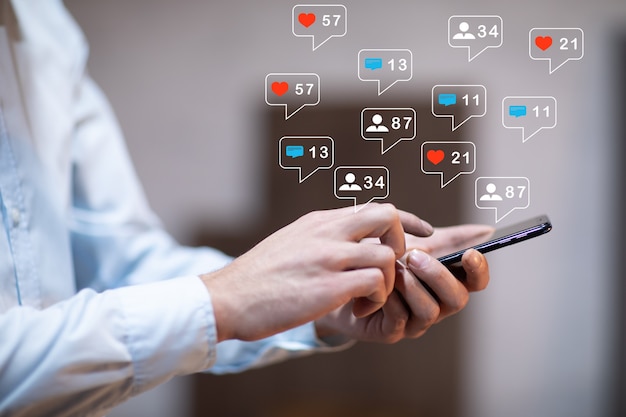 Man hand met behulp van smartphone met kleurrijke toepassingspictogrammen rond
