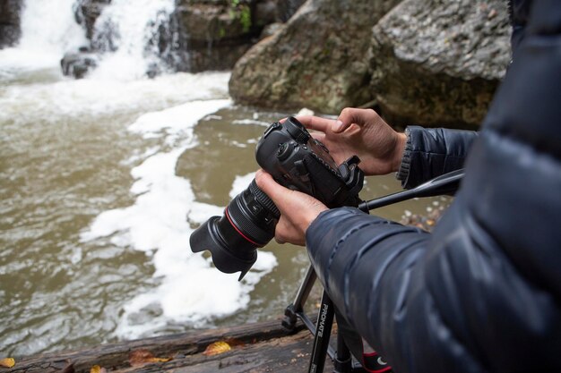 man hand met camera in de natuur