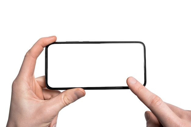 Man hand met de zwarte smartphone met frame minder leeg scherm en modern frameloos ontwerp, verticaal - geïsoleerd op een witte ondergrond. Uitknippad. UI-ontwerpinterface.