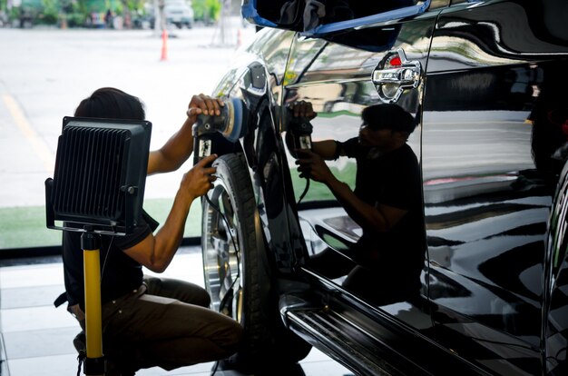 Man hand met een auto Pools machine. Auto detaillering Polijsten en waxen.