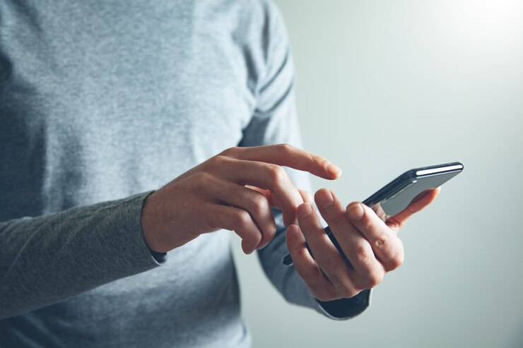 Man hand met slimme telefoon