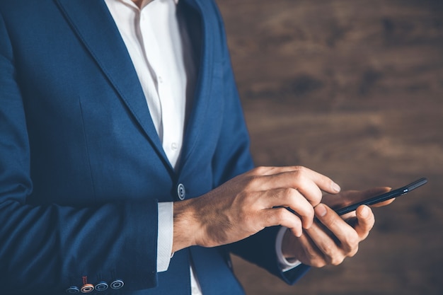 Man hand met slimme telefoon