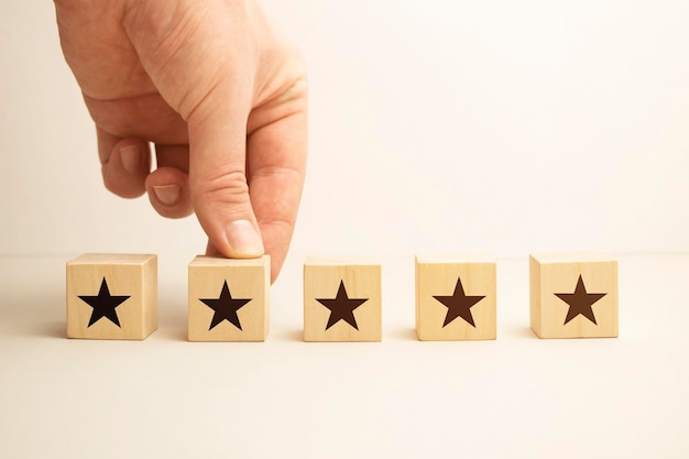 Foto man hand met star block klant kiest beoordeling voor gebruikersrecensies service rating ranking klant beoordeling tevredenheid evaluatie en feedback concept