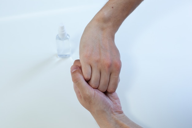 Man hand met wassen handdesinfecterend gel pomp dispenser voor bescherming coronavirus
