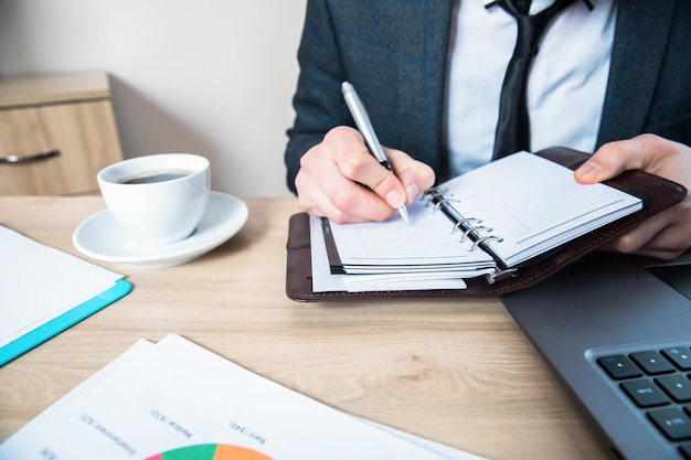 Man hand notitieblok en koffie