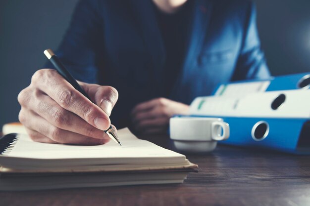 Man hand notitieblok op tafel