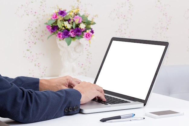 Man hand op desktop toetsenbord met leeg scherm monitor