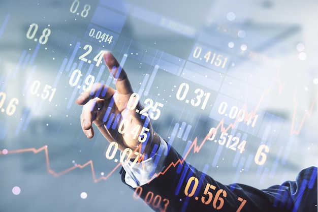 Рука человека нажимает на абстрактный виртуальный финансовый график на размытом офисном фоне финансовой и торговой концепции Мультиэкспозиция