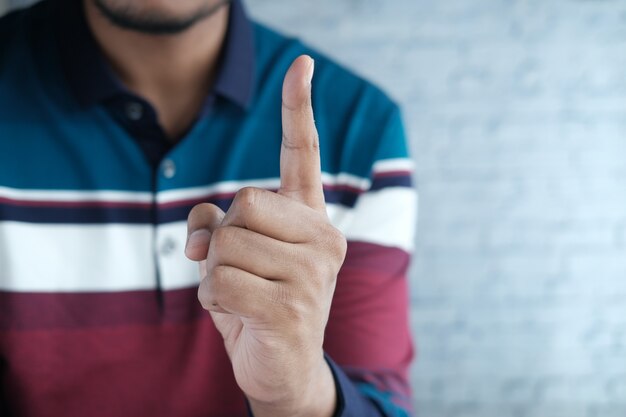 Foto la mano dell'uomo si è alzata e mostra il numero uno