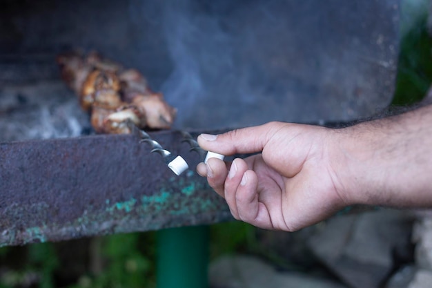 Man hand rechtst de met barbecue