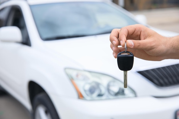 Man hand sleutel met auto