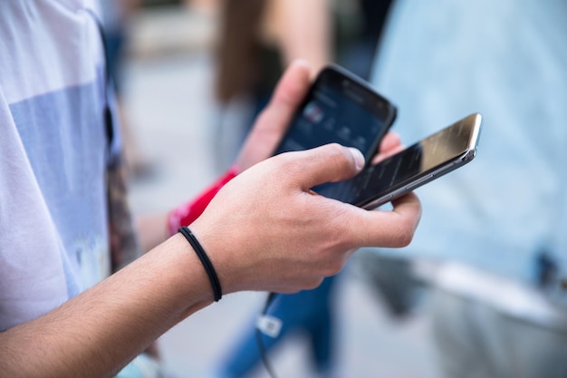 Man hand slimme telefoon in streetxA