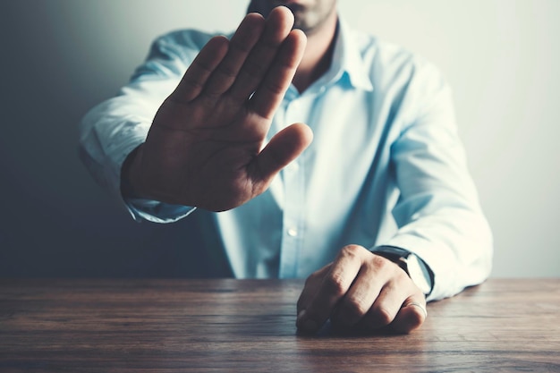 Man hand stopbord op tafel