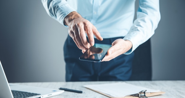 Man hand telefoon met document op bureau