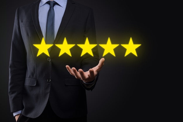 Man hand tonen op vijf sterren uitstekende rating. Vijf sterrensymbool aanwijzen om de rating van het bedrijf te verhogen. Review, rating of ranking, evaluatie en classificatie concept verhogen.