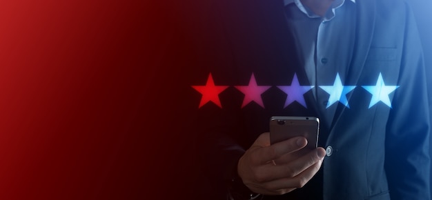 Man hand tonen op vijf sterren uitstekende rating. wijzend vijf sterren symbool om de waardering van het bedrijf te verhogen. Review, rating of ranking, evaluatie en classificatie concept te verhogen.