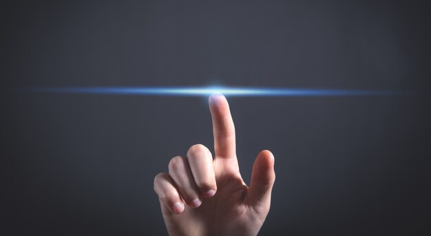 Foto tocco della mano dell'uomo su una luce blu.