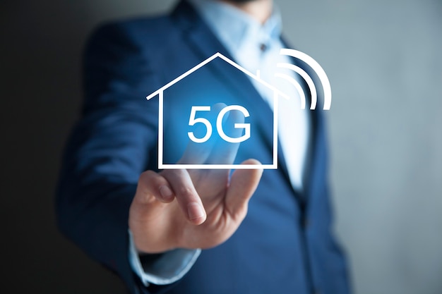 화면에서 5G 텍스트를 만지고 남자 손