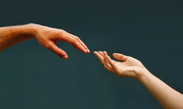 Мужская рука касается женской руки