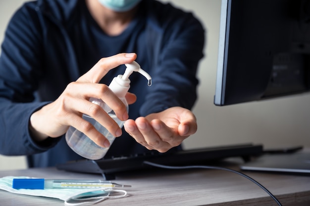 Man mano con gel disinfettante per germi e coronavirus puliti