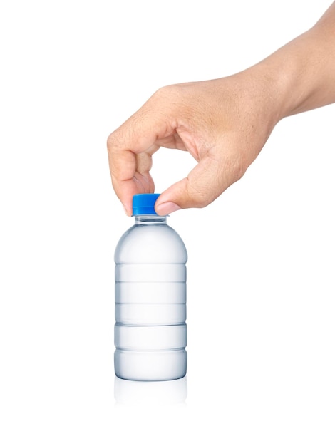 白い背景で隔離の水のボトルを持つ男の手