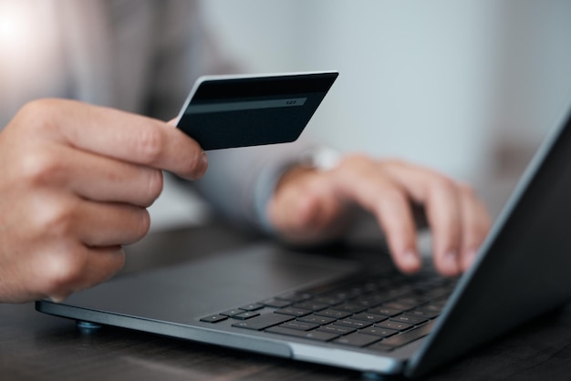 Man handen laptop en e-commerce creditcard zakelijke betalingstechnologie Klantcontrole app voor digitaal bankieren beveiligde bankbetaling en online retail winkelen internet of 5g fintech-handel