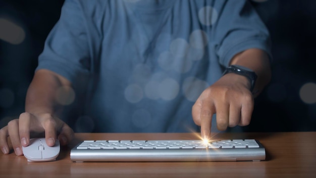 Man handen met behulp van een laptop en surfen op het internet op kantoor tafel online werken zaken en technologie werk vanuit huis internet netwerkcommunicatie op bokeh lichte achtergrond