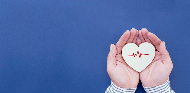 Man handen met Witboek hartvorm en hart cardiogram hart gezondheid donatie