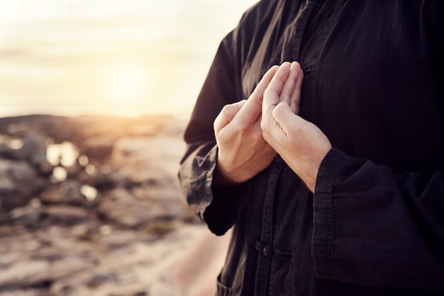 Man handen of tai chi op sunset beach om te ontspannen oefening training of training voor geestelijke gezondheid chakra balans of mind wellness Zoom persoon of vechtsporten door zee oceaan of natuurwater bij zonsopgang