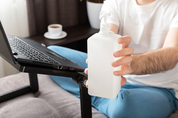 Man handen reinigen met ontsmettingsmiddel gel. Coronavirus Covid 19 bescherming handhygiëne