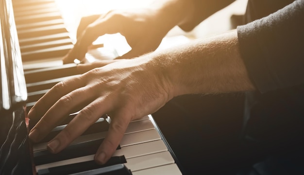 Man handen spelen piano klavier close-up en het creëren van instrumentale compositie met professionele sou