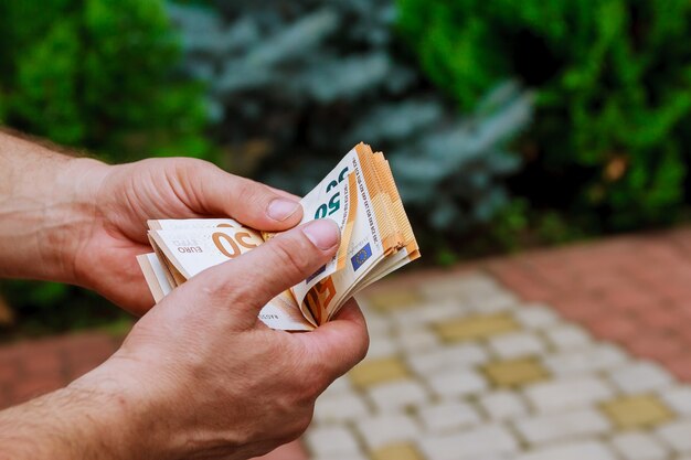 Man handen tellen ons eurobankbiljetten. Geld tellen of uitgeven.