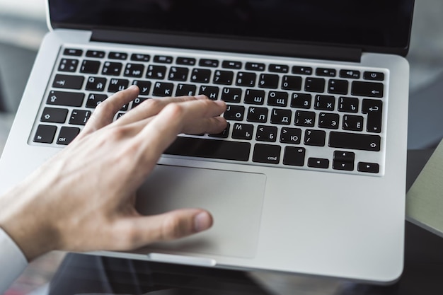 Man handen typen op laptop toetsenbord in zonnig kantoor business en technologie concept close-up