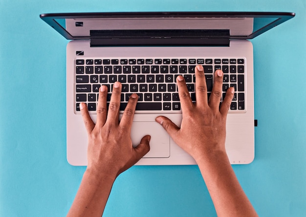 Man handen typen op laptop toetsenbord. op een bureau