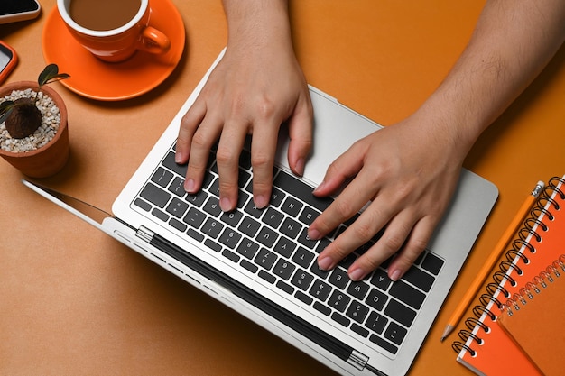 Man handen typen op toetsenbord van computer laptop