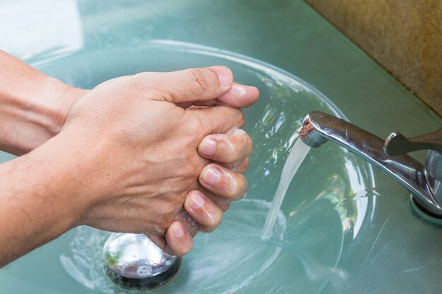 man handen wassen voor het eten