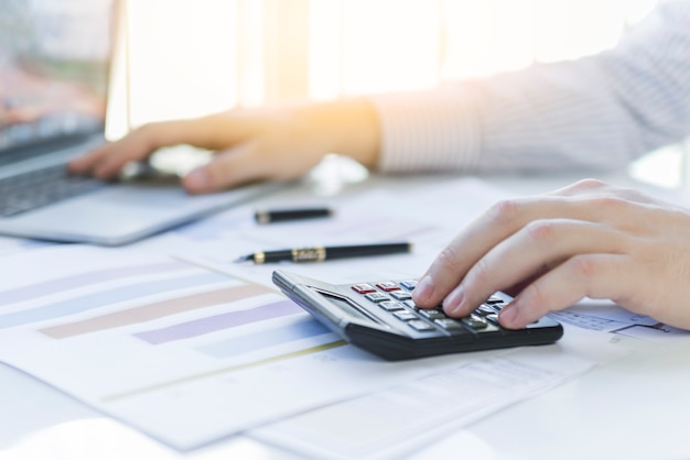 Photo man hands calculating at workplace